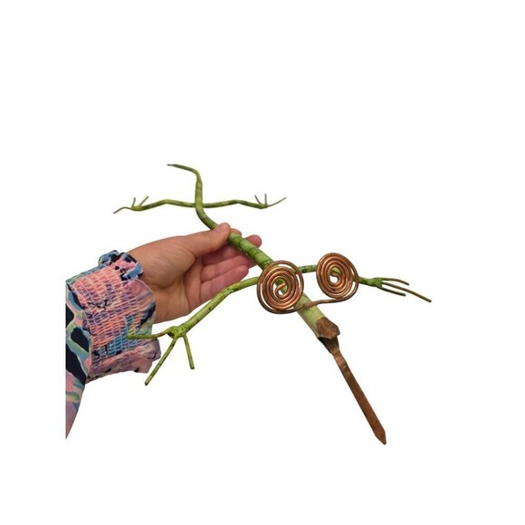 Whimsical Green Wire Lizard Sculpture With Spiral Eyes & Long Tail - Picture 6 of 16